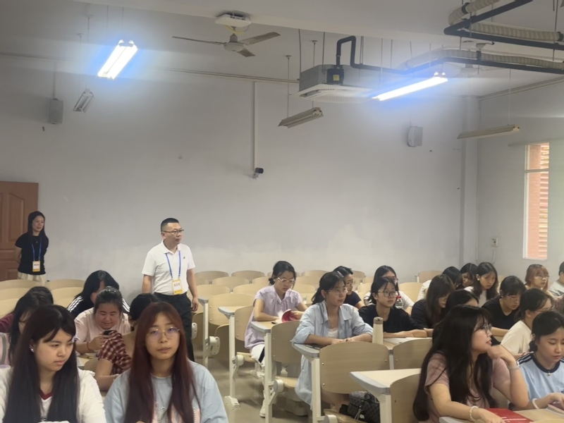 学院领导新学期首日开展巡课看课