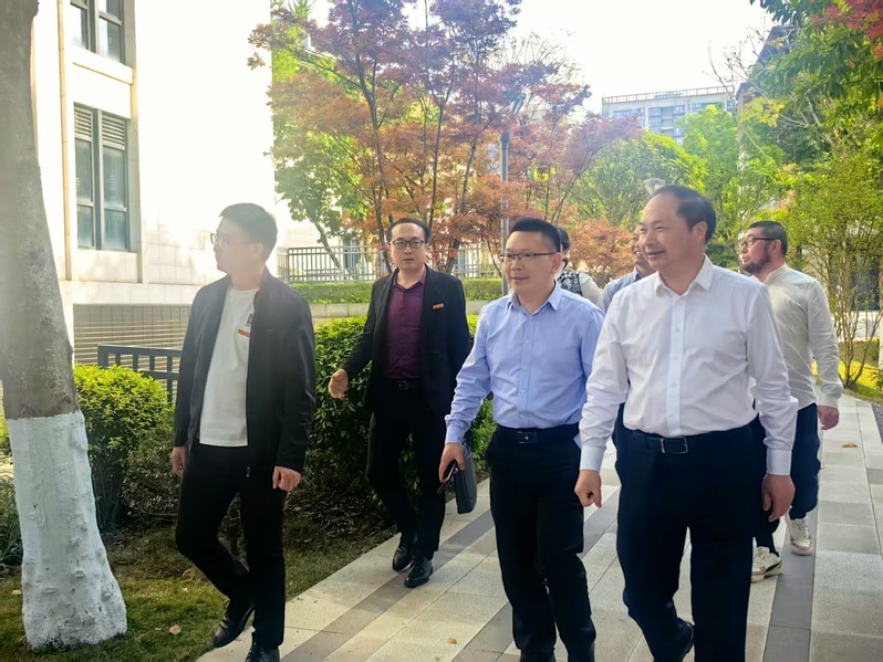 院党委书记谭明交陪同校党委书记...