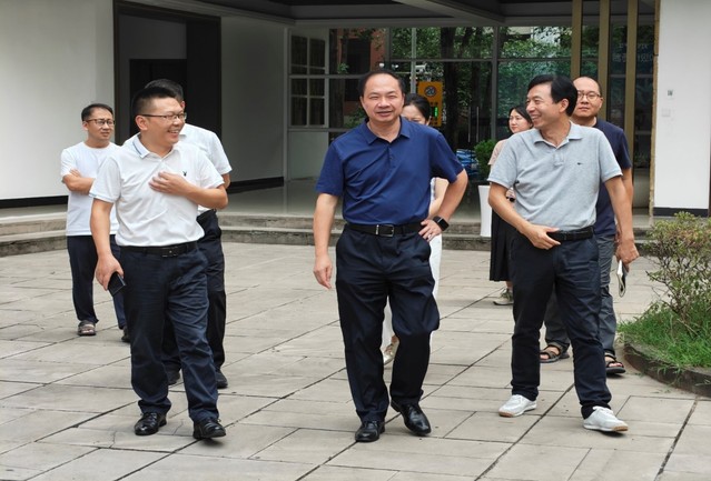 校党委书记黄大勇莅临学院检查指...